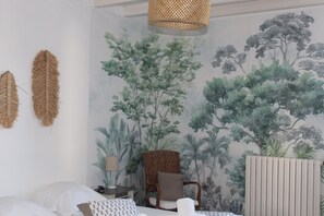 Quarto triplo | Individualmente decorados, individualmente mobiliados, escrivaninha