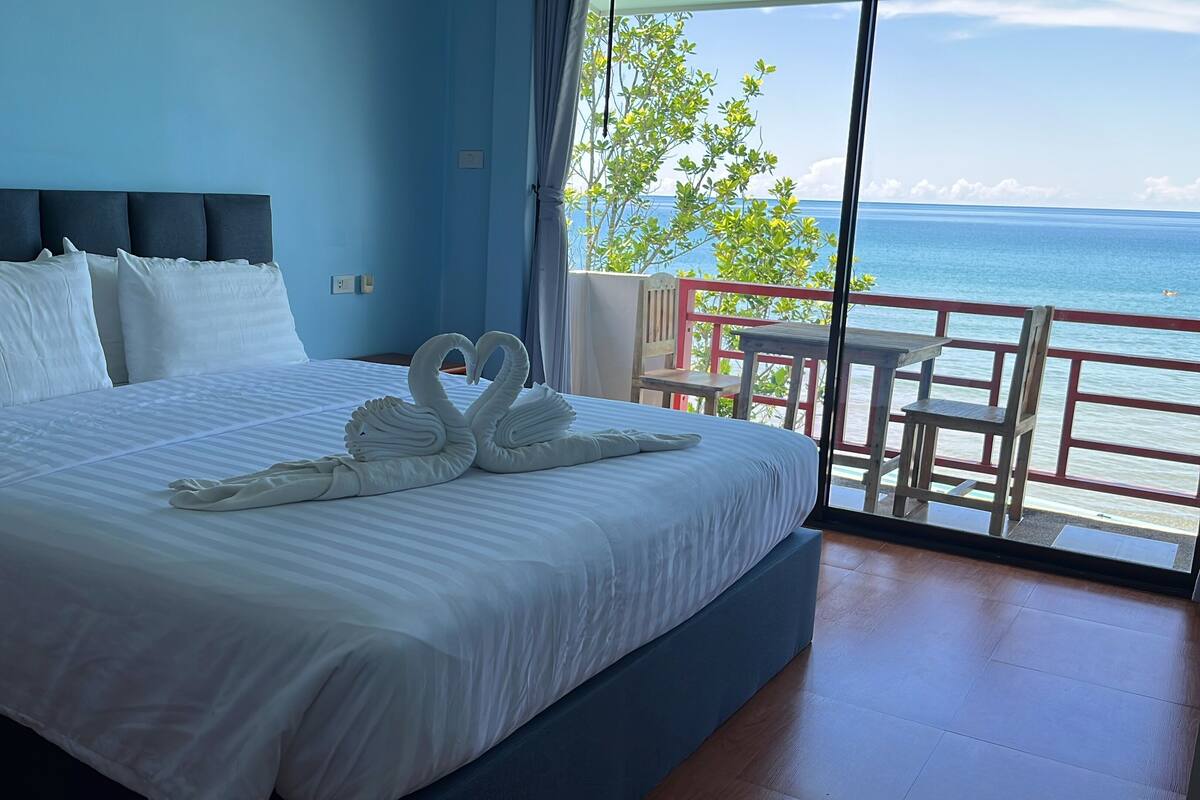 Beachfront Room | Minibar, safe på rommet, skrivebord og ekstrasenger (mot et tillegg)
