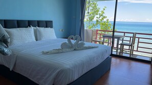 Beachfront Room | Minibar, caja de seguridad en la habitación, escritorio y camas extra 