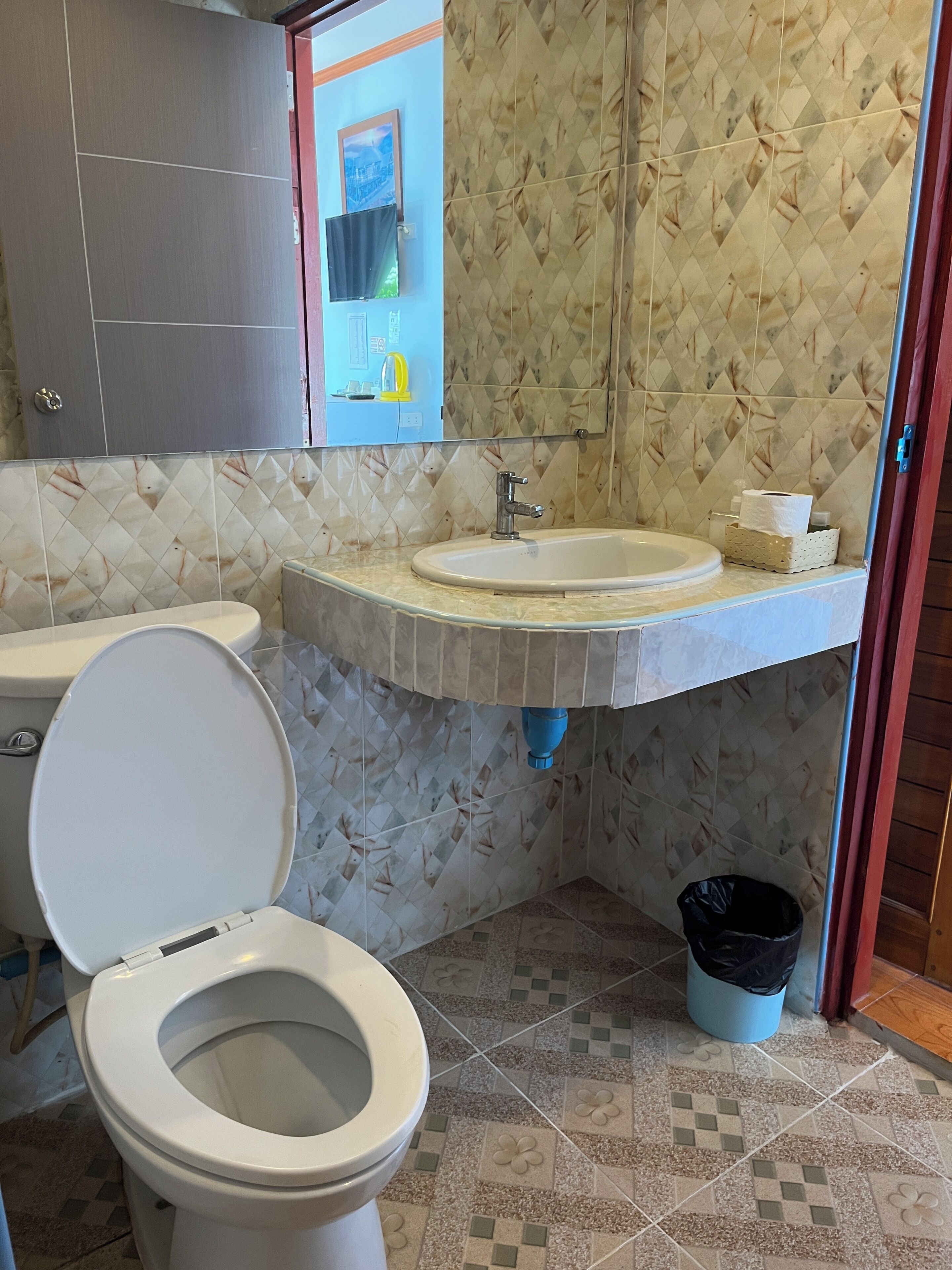 shower, free toiletries, towels