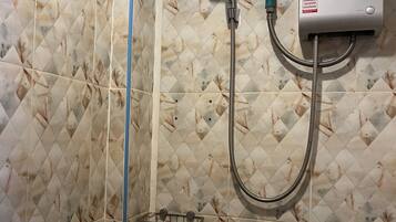 Shower, free toiletries, towels