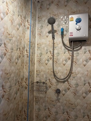 Buồng tắm vòi sen, đồ dùng nhà tắm miễn phí, khăn tắm 
