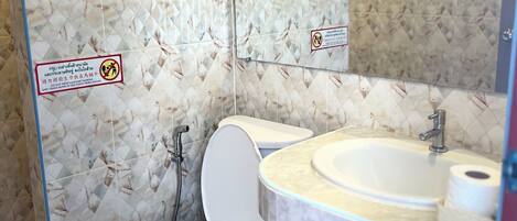 Un baño con inodoro, lavabo y ducha.