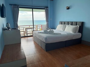 Beachfront Room | Minibar, värdeförvaringsskåp på rummet, skrivbord och extrasängar