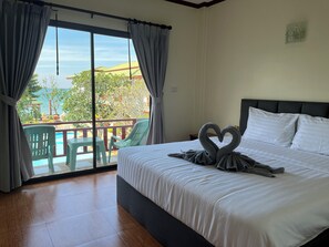 Standard Double Room Pool View | Minibar, caja fuerte, escritorio y camas supletorias