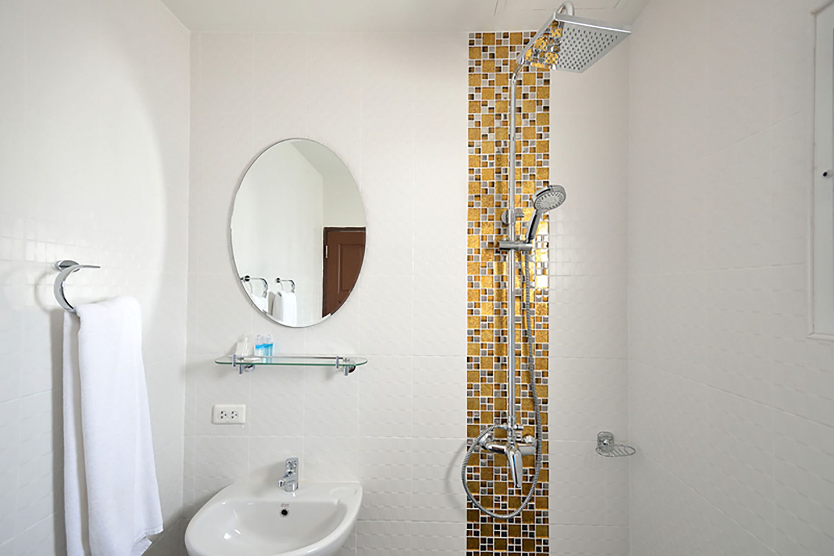 deluxe double room | bathroom | shower, free toiletries, hair dryer, towels