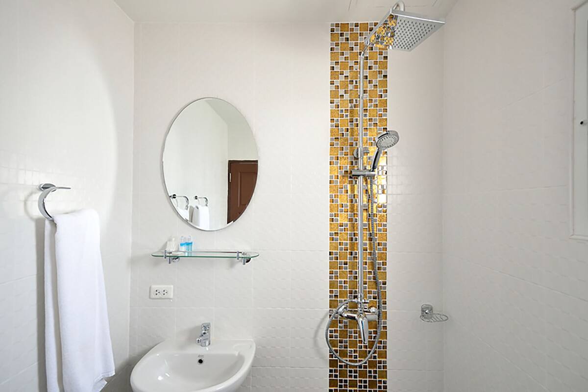 deluxe double room | bathroom | shower, free toiletries, hair dryer, towels