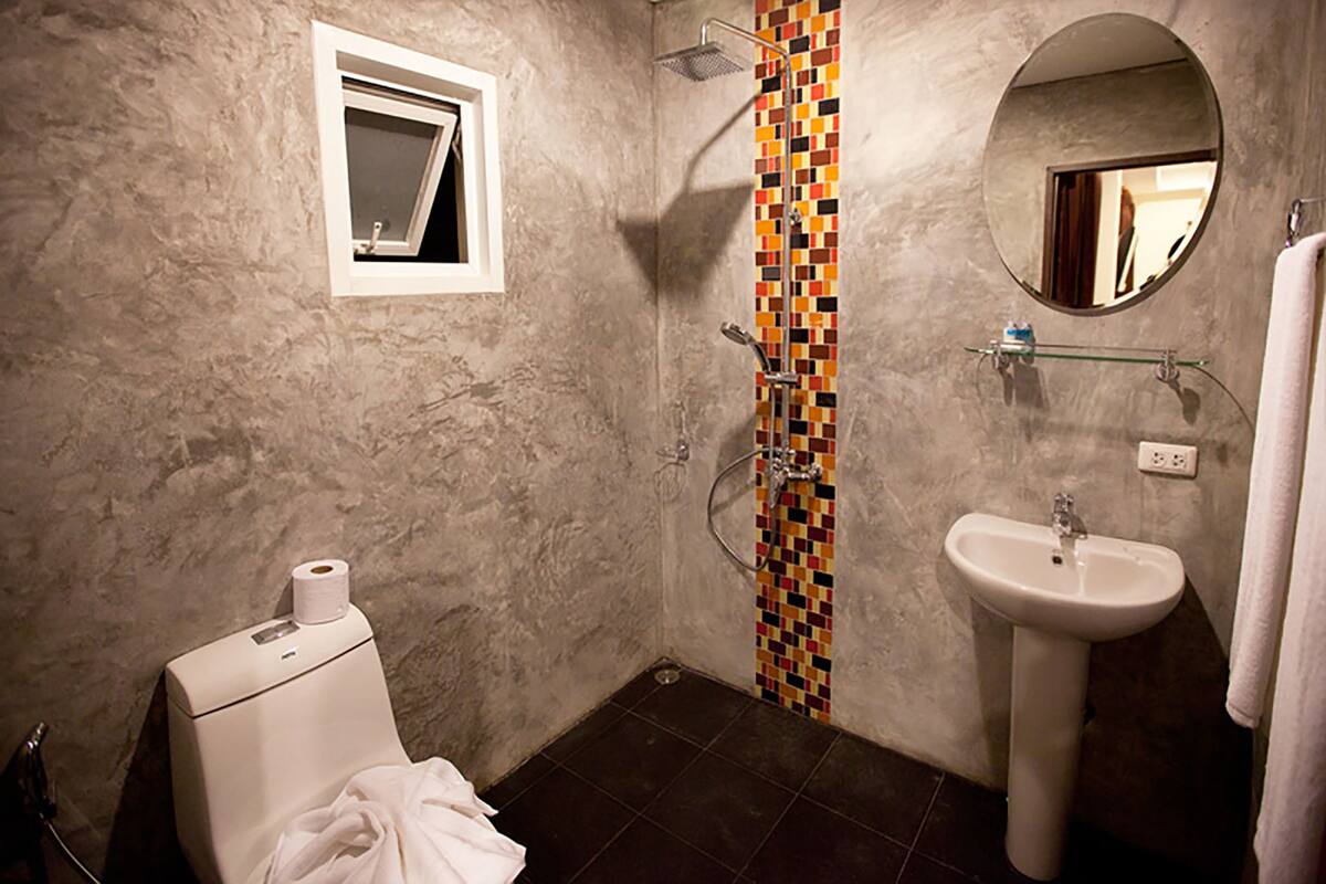 grand deluxe double or twin room | bathroom | shower, free toiletries, hair dryer, towels
