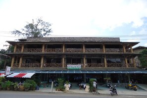 Un edificio de madera tradicional con un letrero que indica que es la posada Isouan.