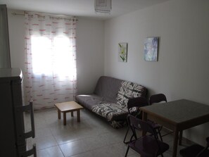 Appartement, rez-de-chaussée (101) | Aire de séjour | Téléviseur à écran plat