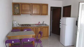 Apartemen, lantai dasar | Area keluarga | TV layar datar