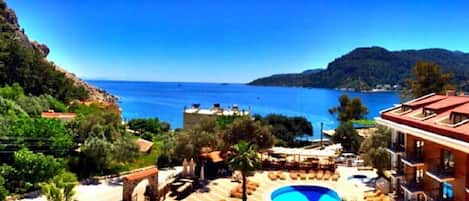 Una piscina al aire libre, tumbonas