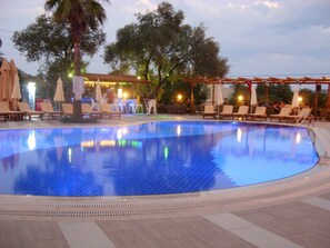 Outdoor pool, sun loungers - Meril Boutique Otel (Marmaris)