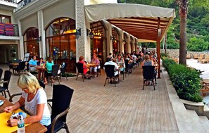 2 restaurants, breakfast served - Meril Boutique Otel (Marmaris)