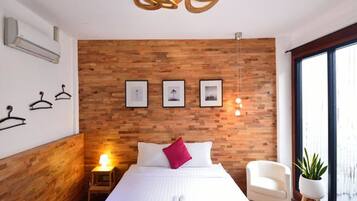 Deluxe Room | Desk, rollaway beds, free WiFi