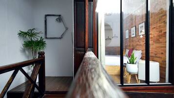 Deluxe Room | Desk, rollaway beds, free WiFi