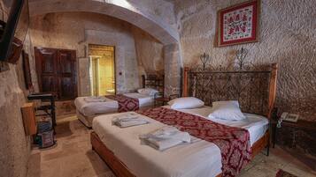 Standaard driepersoonskamer | Een bureau, gratis wifi, beddengoed