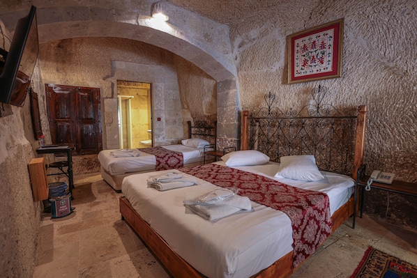 Tripla Standard | Una scrivania, Wi-Fi gratuito, lenzuola