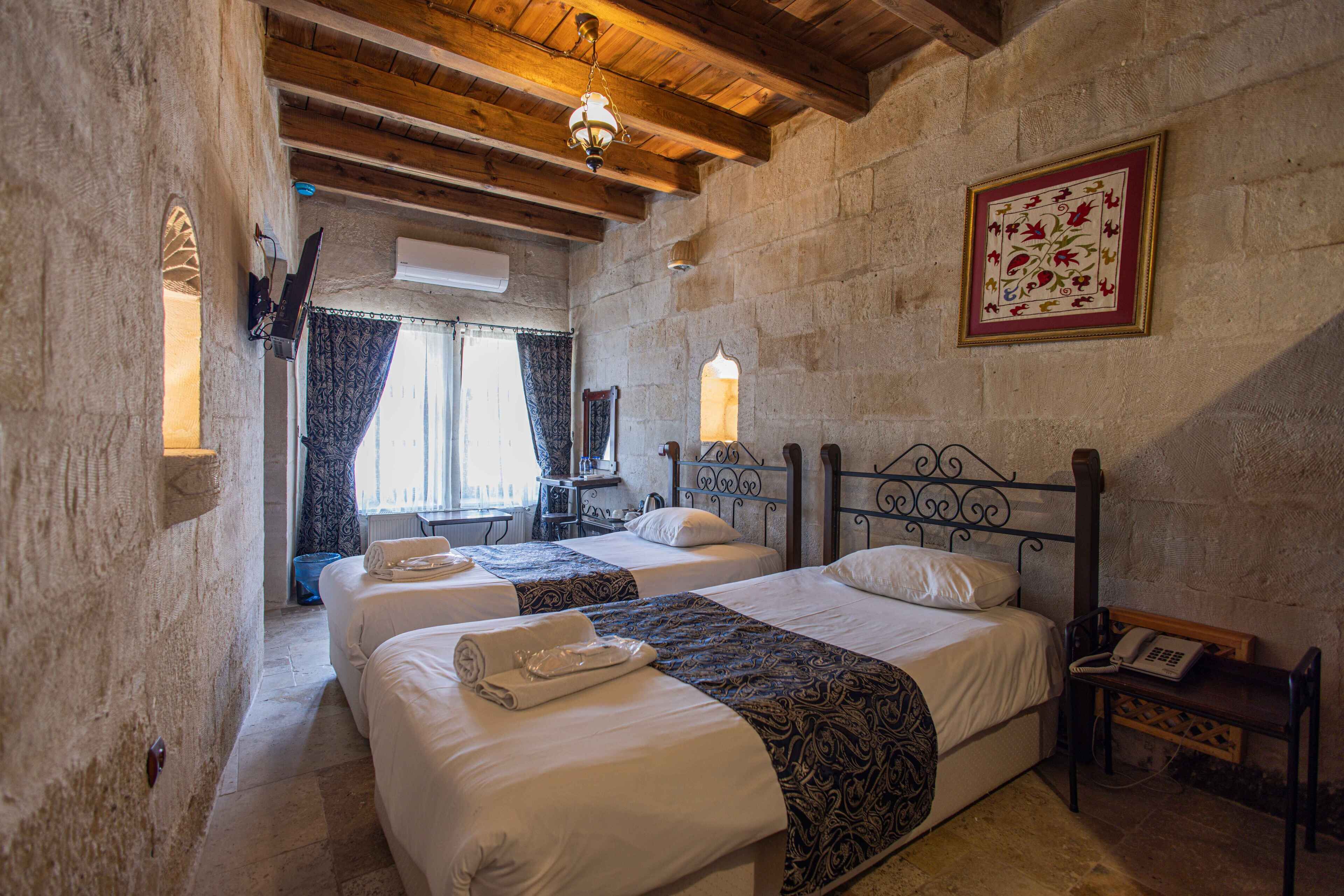 Standard Twin Room | Desk, free WiFi, bed sheets