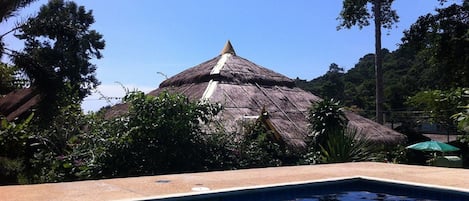 Utendørsbasseng og solsenger