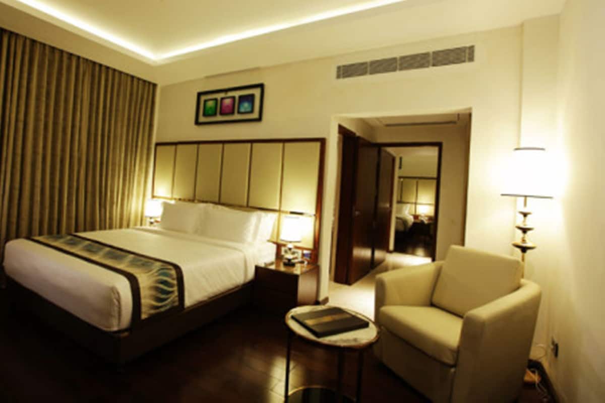 Phòng Club | Bộ đồ giường cao cấp, minibar, két bảo mật tại phòng, bàn
