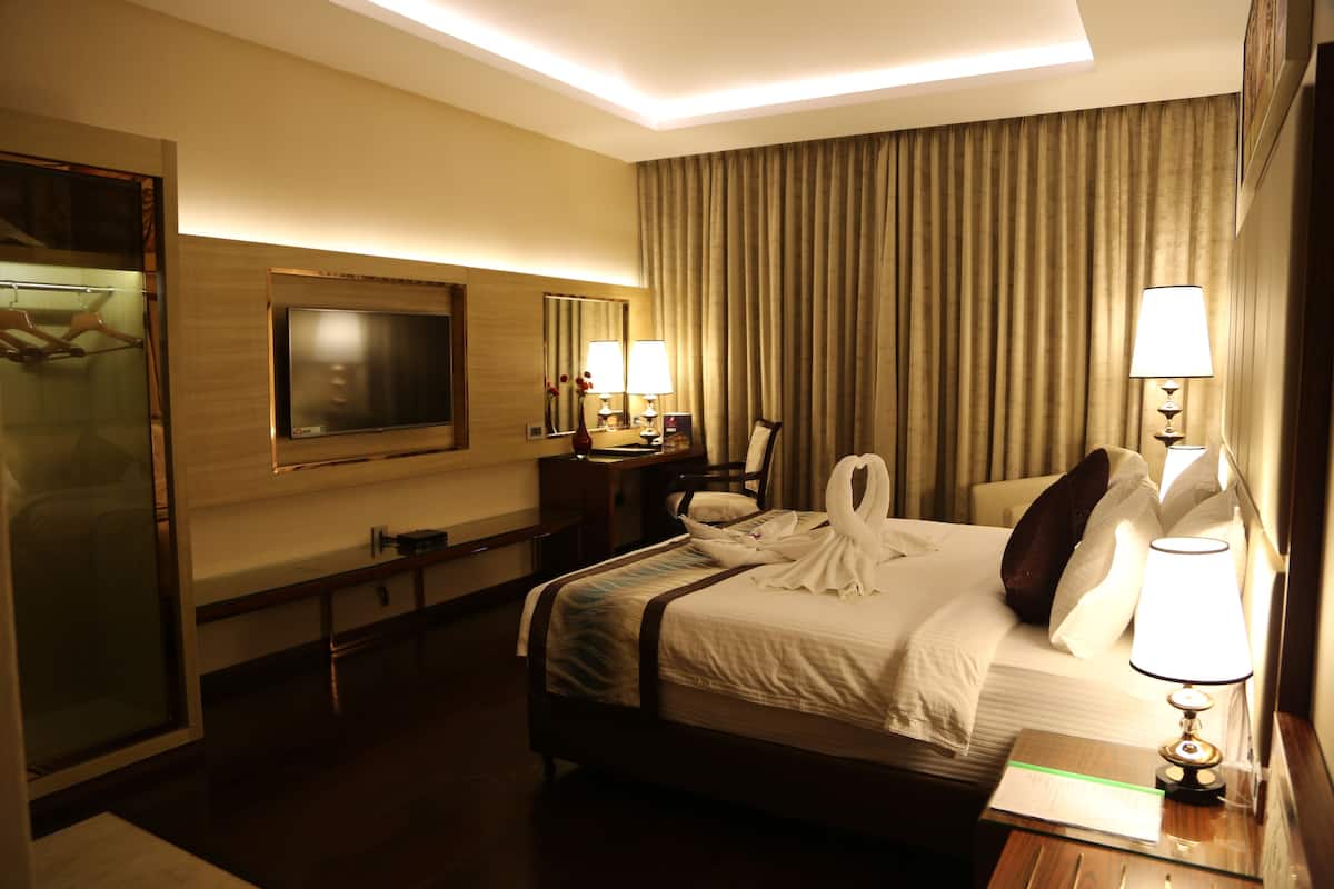 Phòng Suite | Bộ đồ giường cao cấp, minibar, két bảo mật tại phòng, bàn