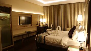 Sviitti | Ylelliset vuodevaatteet, minibaari, tallelokero huoneessa, työpöytä