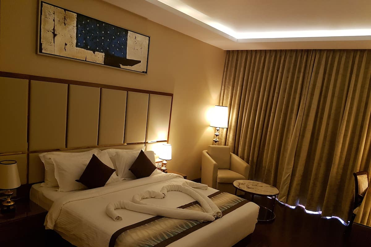 Phòng Deluxe | Bộ đồ giường cao cấp, minibar, két bảo mật tại phòng, bàn