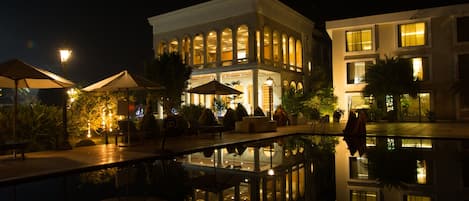 Fachada de la propiedad por la tarde o noche