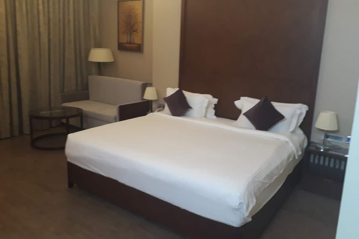 Phòng Executive, quang cảnh hồ bơi | Bộ đồ giường cao cấp, minibar, két bảo mật tại phòng, bàn