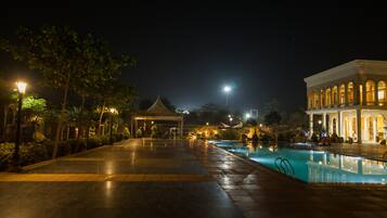 Majoituspaikan julkisivu illalla/yöllä