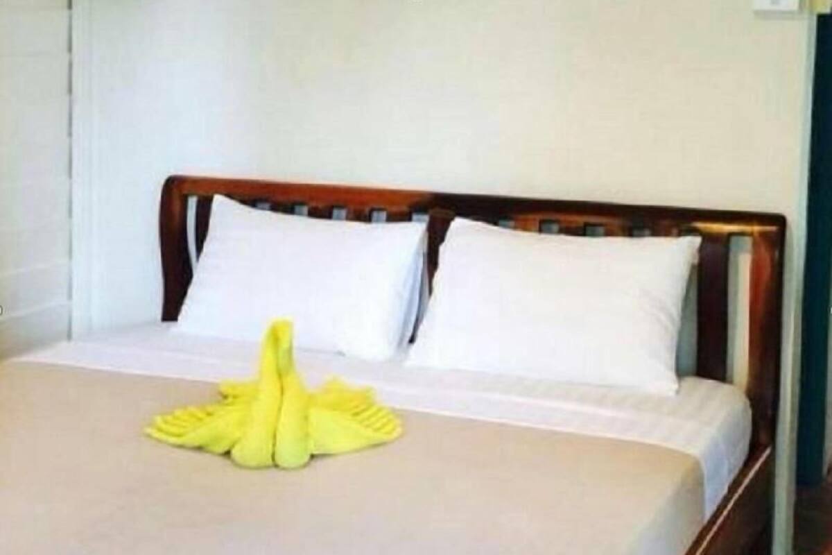 Desk, soundproofing, rollaway beds, free WiFi