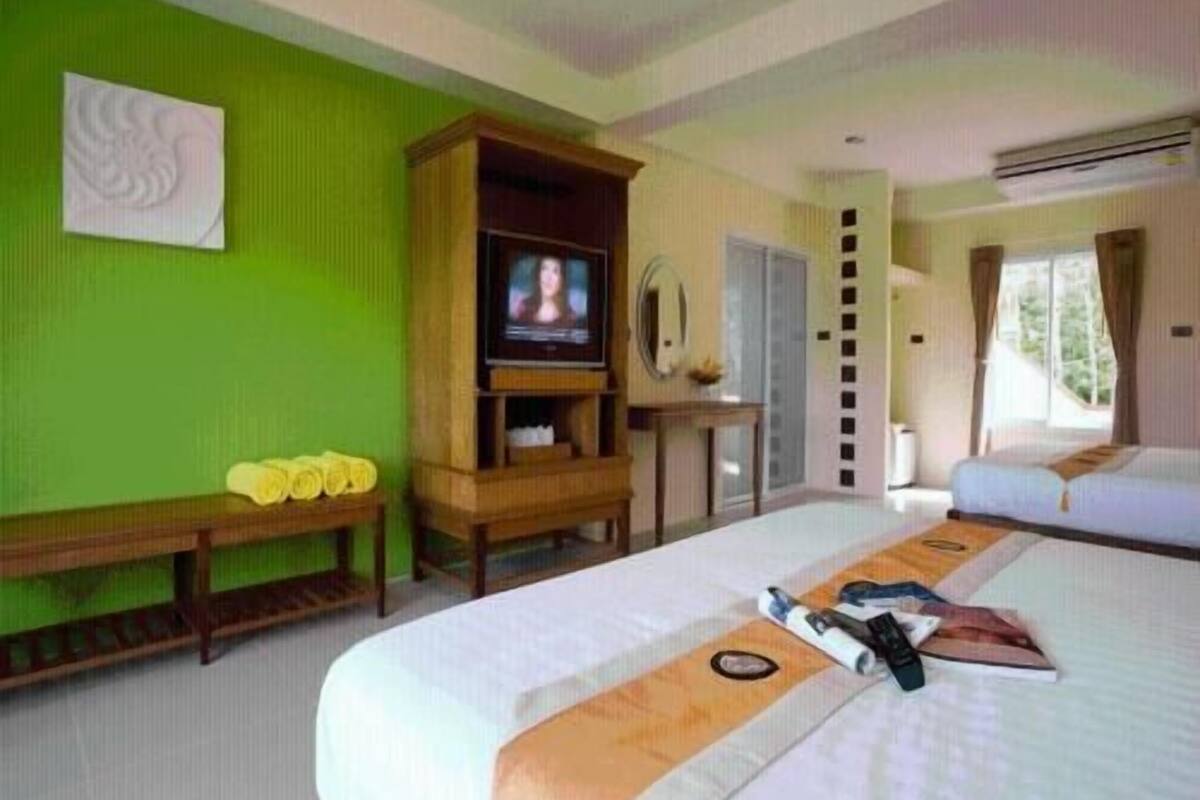 Desk, soundproofing, rollaway beds, free WiFi