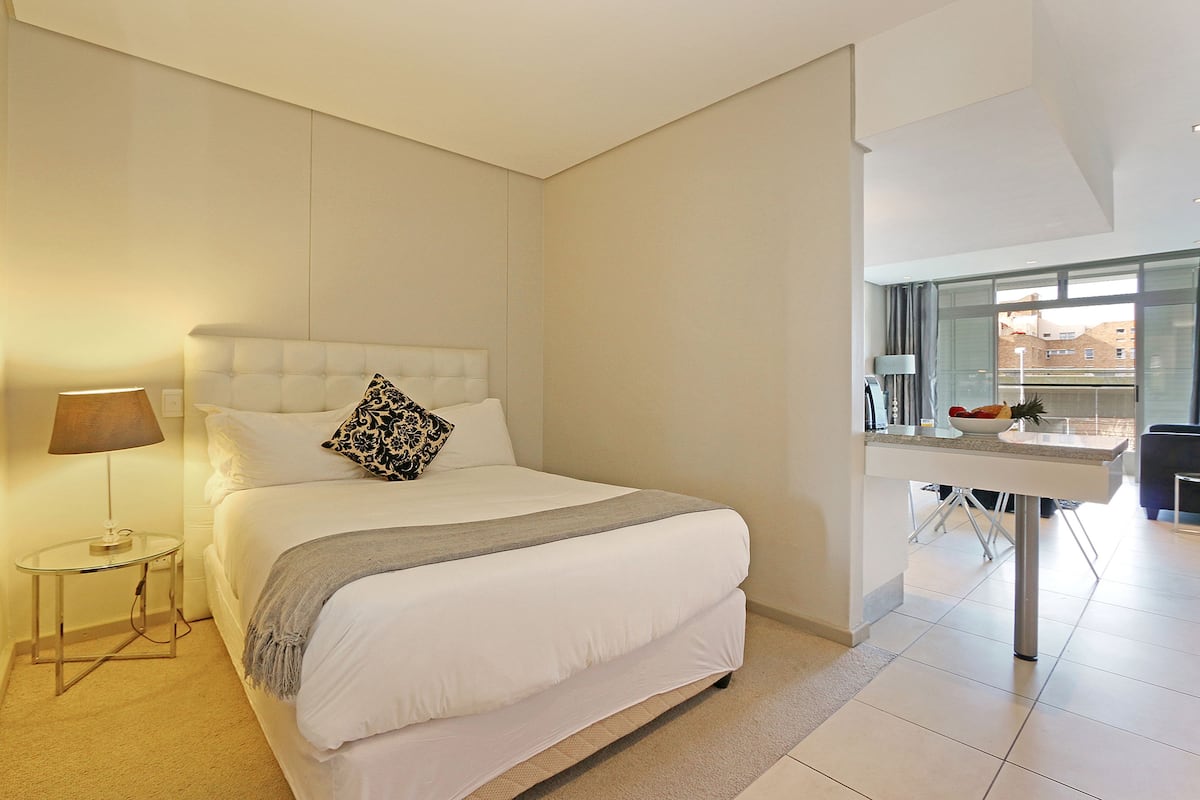 شقة إستديو كلاسيكية - سرير مزدوج - منظر للمدينة | خزنة داخل الغرفة ومكواة/لوح كي وواي فاي مجانًا