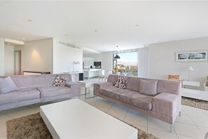 Appartement supérieur, 2 chambres, vue sur la ville | Salle de séjour | Téléviseur à écran plat