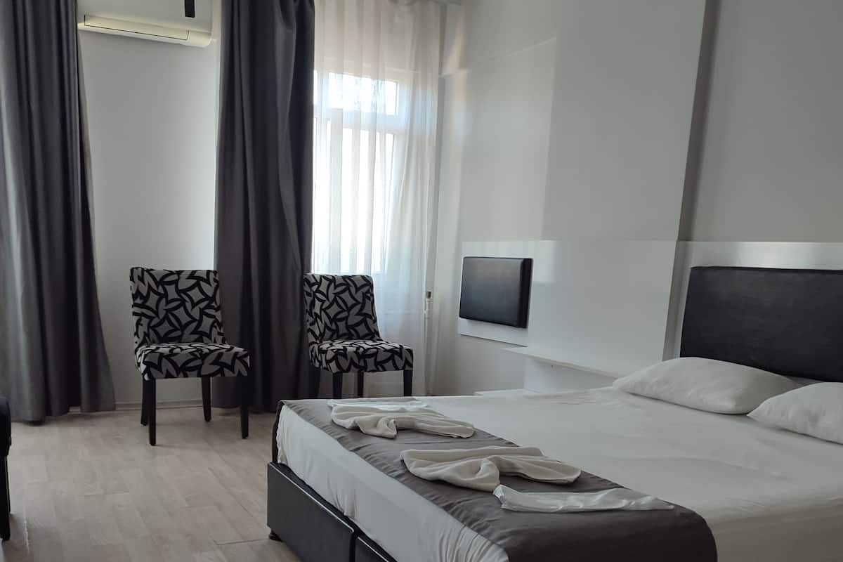 Standard Double Room | In-room safe, laptop workspace, blackout drapes