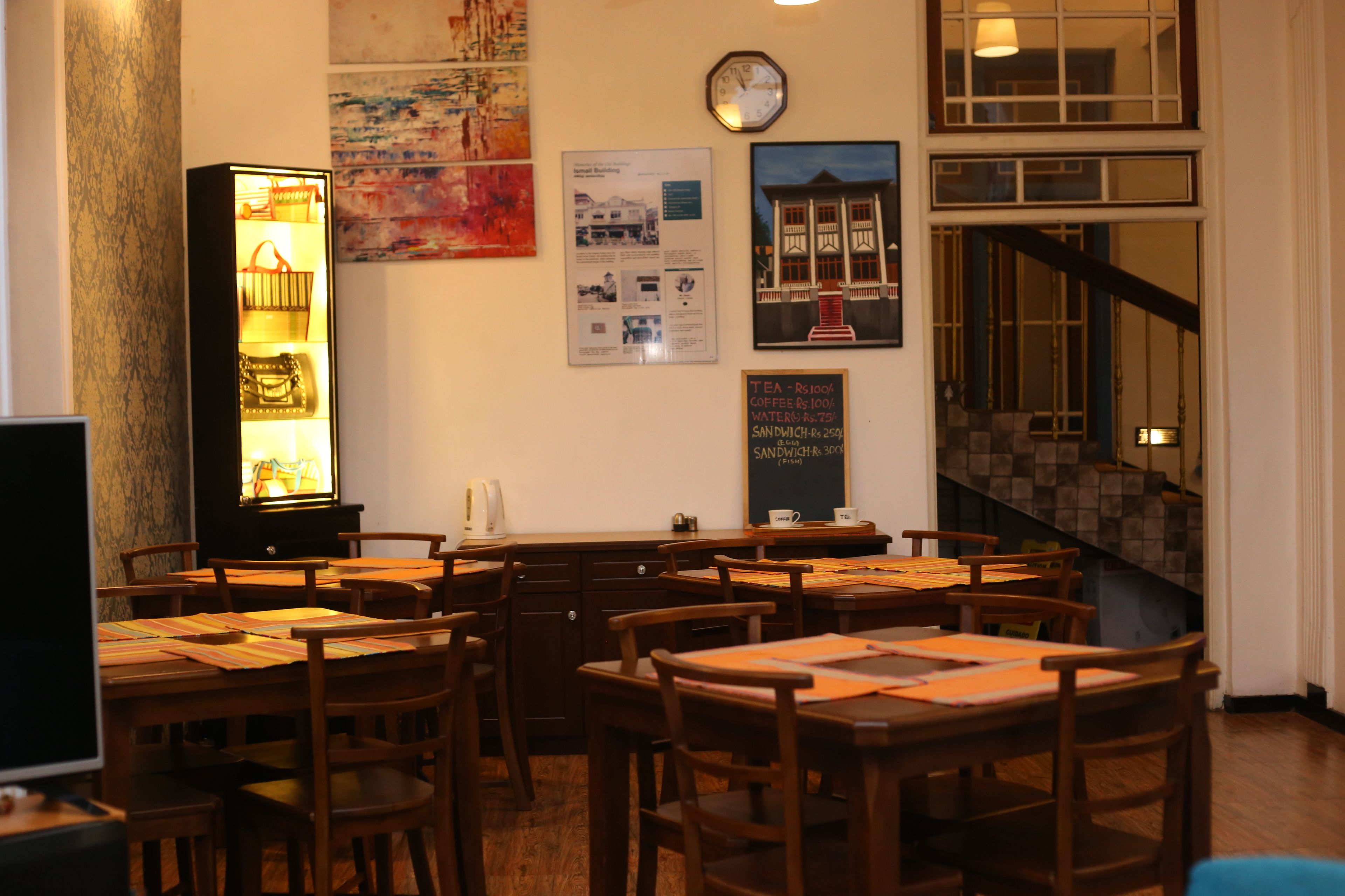 Desayuno continental diario (USD 4 por persona)