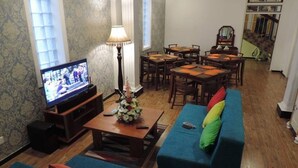 A living room with a TV, sofa, coffee table, and dining area. - VILLA 92 - City Hotel - Hostel (Kandy)