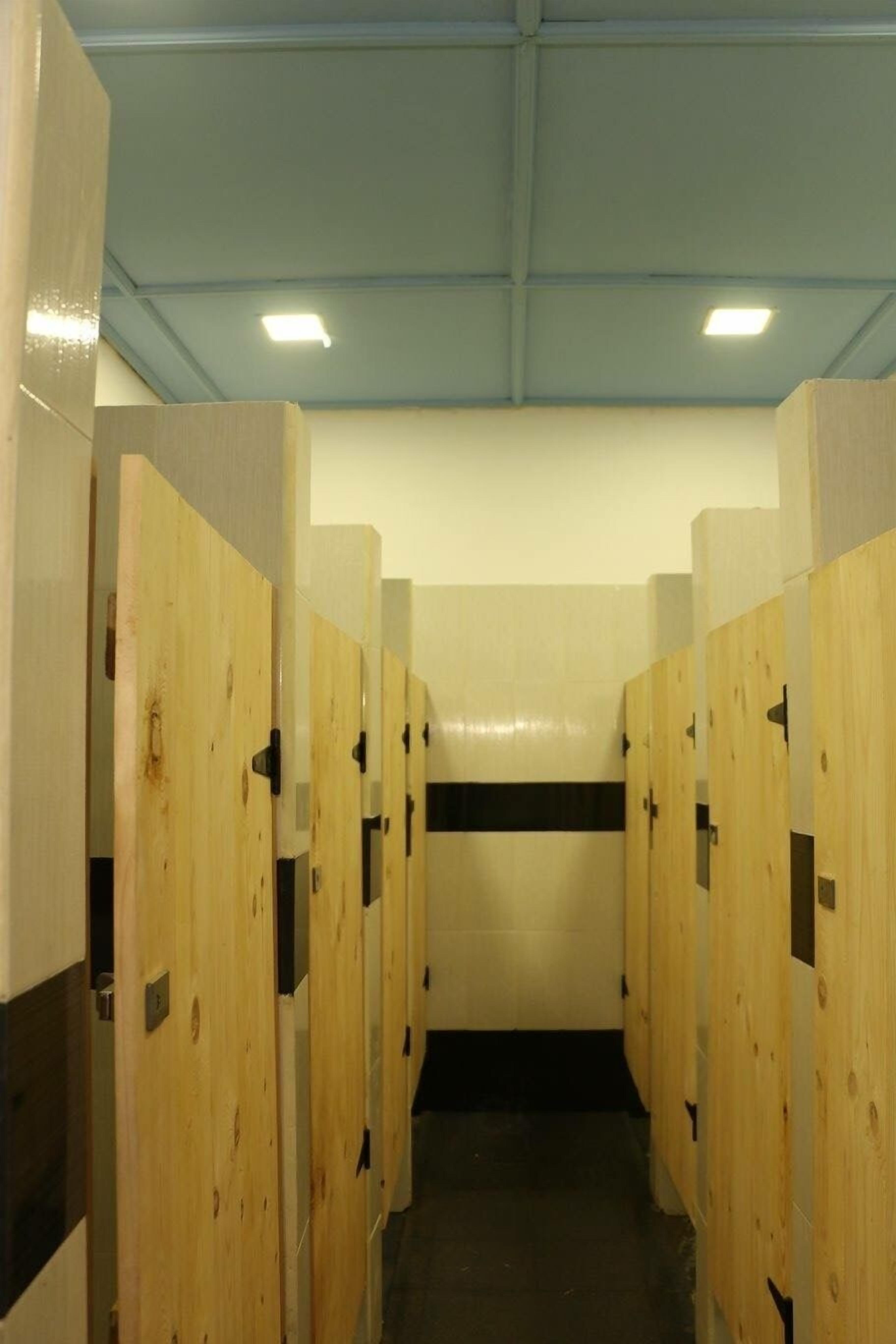 Eine Reihe aus Holzschränken mit Fliesenboden und blauer Decke.