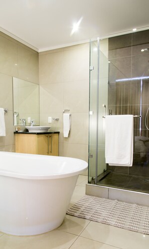 Ducha, artículos de higiene personal gratuitos y secador de pelo