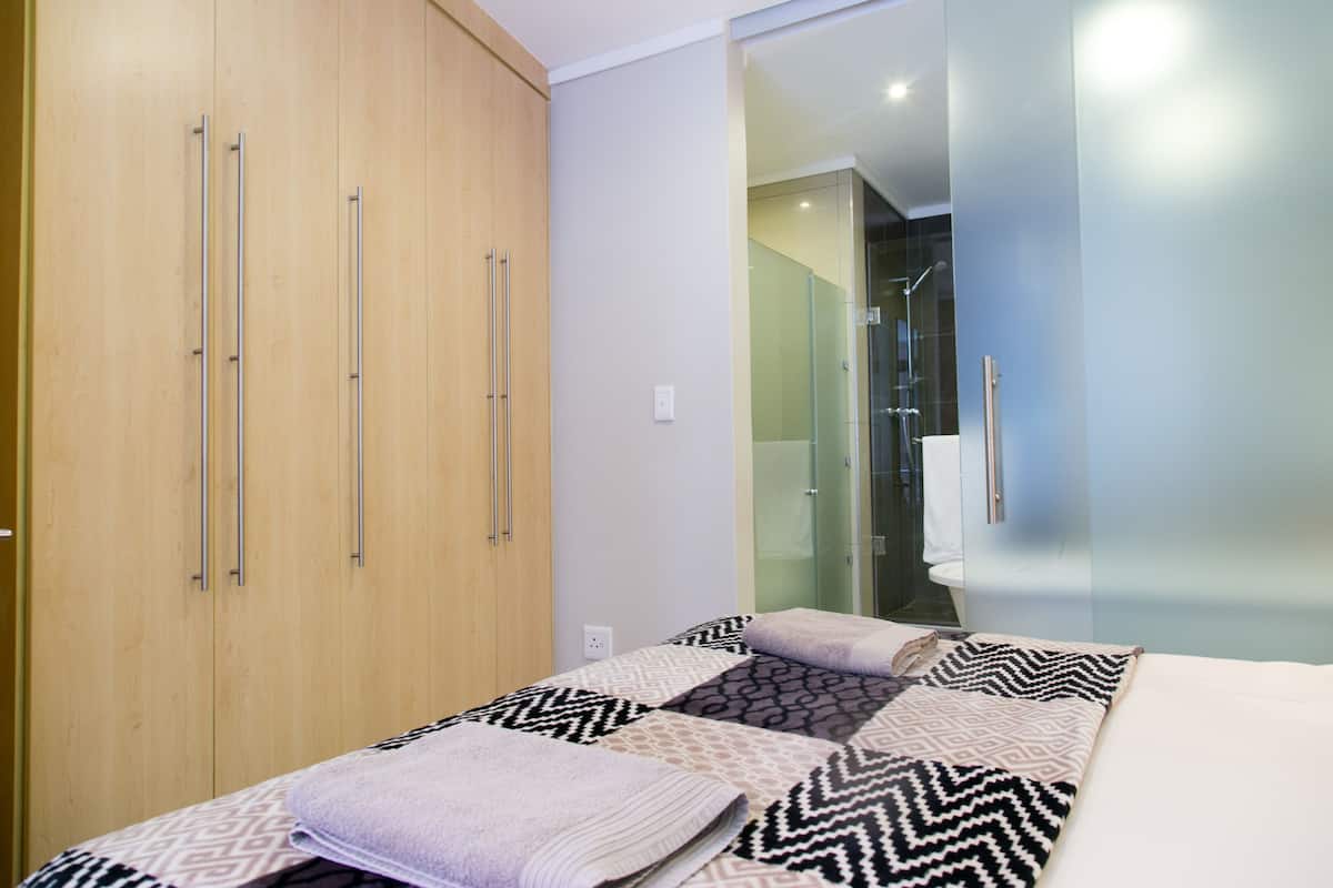 Executive-Apartment, 2 Schlafzimmer | Bügeleisen/Bügelbrett, kostenlose Babybetten, kostenlose Zustellbetten