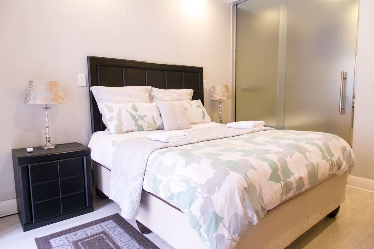 Luxury-Apartment, 1 Schlafzimmer | Bügeleisen/Bügelbrett, kostenlose Babybetten, kostenlose Zustellbetten