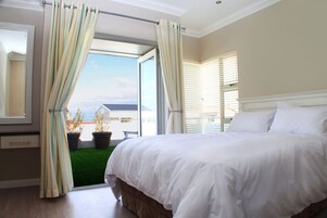 Luxury House, 4 Bedrooms | Premium bedding, in-room safe, iron/ironing board, free WiFi