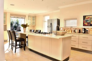 Full-sized fridge, microwave, oven, stovetop - Spatalla Holiday Homes (Kleinmond)