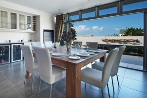 Télévision à écran plat, cheminée, lecteur de DVD