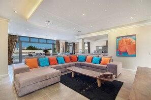 42-inch flat-screen TV with satellite channels, TV, fireplace - Spatalla Holiday Homes (Kleinmond)