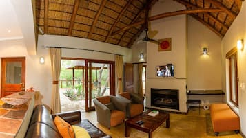 Private Deluxe Lodge | Zona de estar | Una televisión