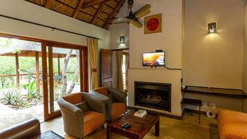 Private Deluxe Lodge | Wohnbereich | Fernseher