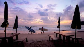 Na praia, prática de windsurfe, passeios de caiaque 