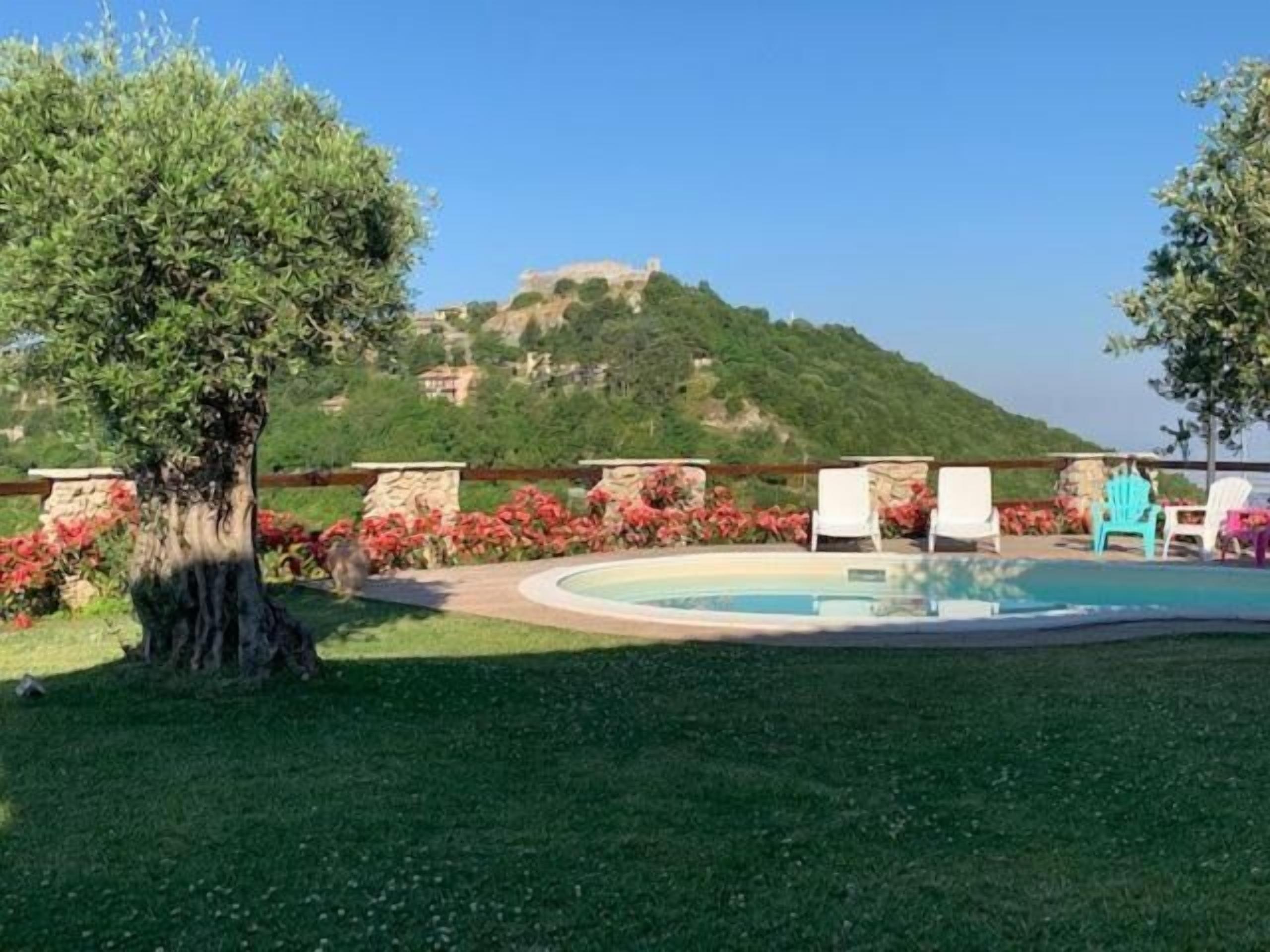 Una piscina al aire libre, sillones reclinables de piscina